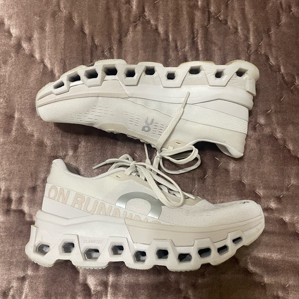 OnCloud Cloudmonster Running Shoes Size 6 Women’s
